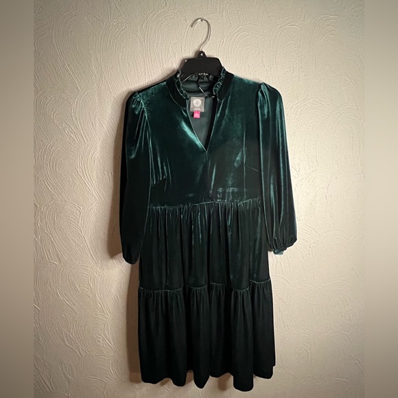 185. Vince Camuto Puff Sleeve Velvet tiered dress size 4 in hunter green - Picture 3 of 6